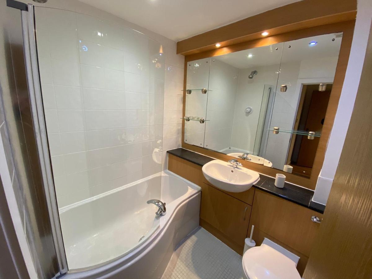 Large 5-Bed City Centre Townhouse With Secure Parking แมนเชสเตอร์ ภายนอก รูปภาพ