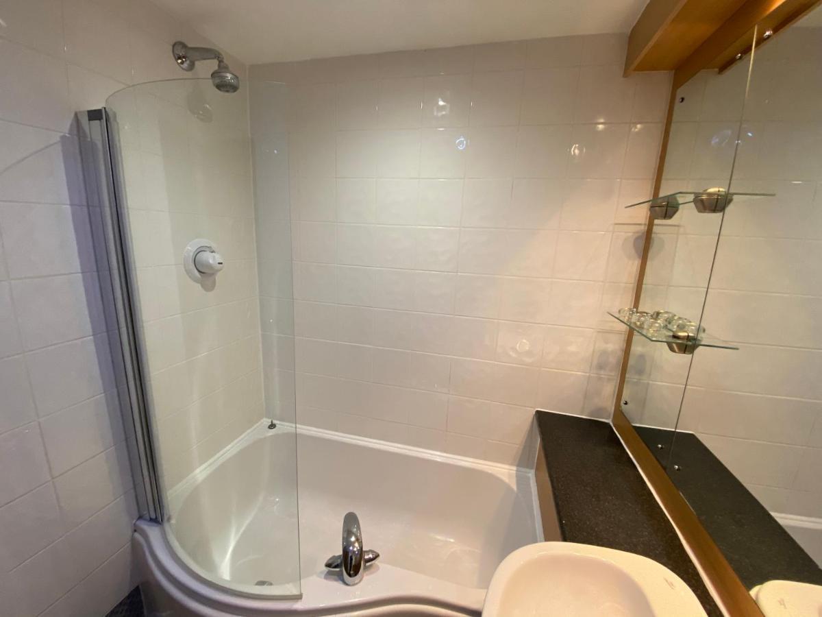 Large 5-Bed City Centre Townhouse With Secure Parking แมนเชสเตอร์ ภายนอก รูปภาพ