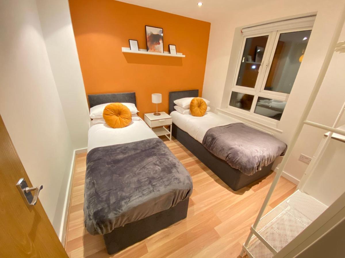 Large 5-Bed City Centre Townhouse With Secure Parking แมนเชสเตอร์ ภายนอก รูปภาพ